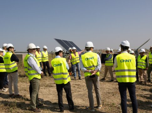 Chint Solar inicia en Salteras la instalación de los paneles solares en el primer parque fotovoltaico que construye en España