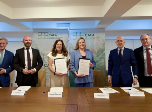 CAEA y la Junta de Andalucía firman un protocolo para impulsar la FP en las empresas del sector comercial