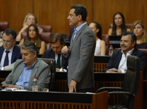 Moreno lamenta la estrategia de intentar embarrar el debate parlamentario y pide mantener a Andalucía al margen