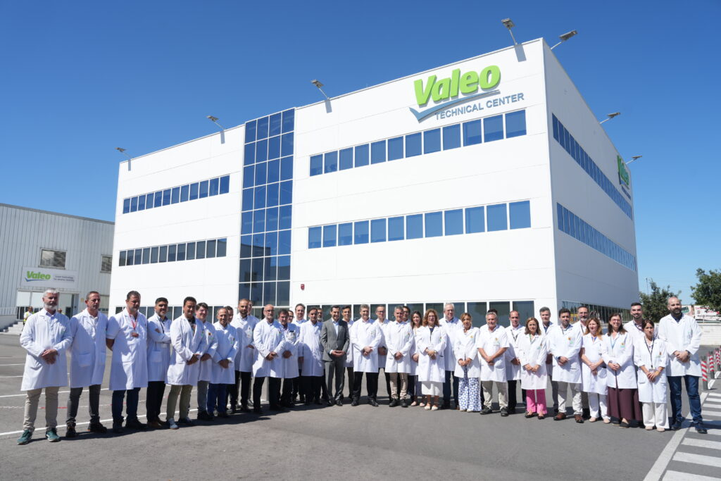 Moreno visita la fábrica de Valeo en Martos, referencia mundial para la industria de la automoción y electrificación