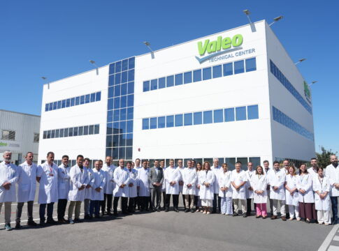 Moreno visita la fábrica de Valeo en Martos, referencia mundial para la industria de la automoción y electrificación