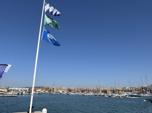 Puerto Sotogrande iza la Bandera Azul y la Bandera “S” de Sostenibilidad, convirtiéndose en referente ambiental y turístico en Andalucía