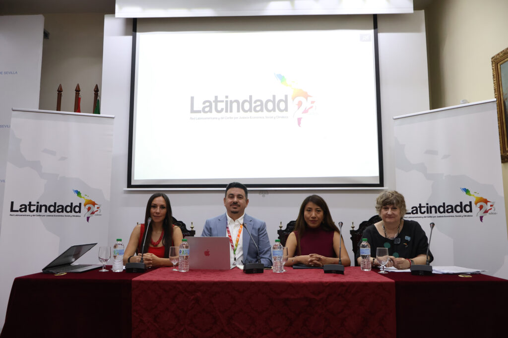LATINDADD alerta desde Sevilla que América Latina paga el triple en deuda que en salud y el doble que en educación y exige una reforma urgente del sistema financiero global