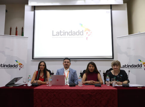 LATINDADD alerta desde Sevilla que América Latina paga el triple en deuda que en salud y el doble que en educación y exige una reforma urgente del sistema financiero global