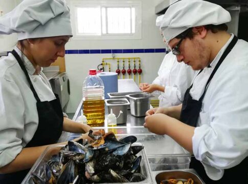 El paro cae hasta los 590.855 desempleados en Andalucía al registrar la mayor bajada de España