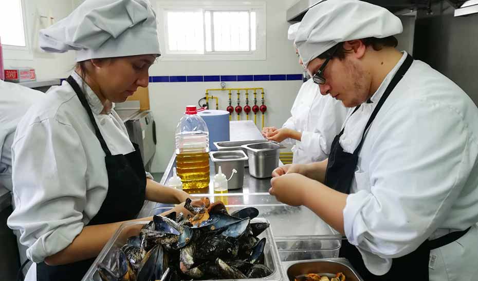 El paro cae hasta los 590.855 desempleados en Andalucía al registrar la mayor bajada de España