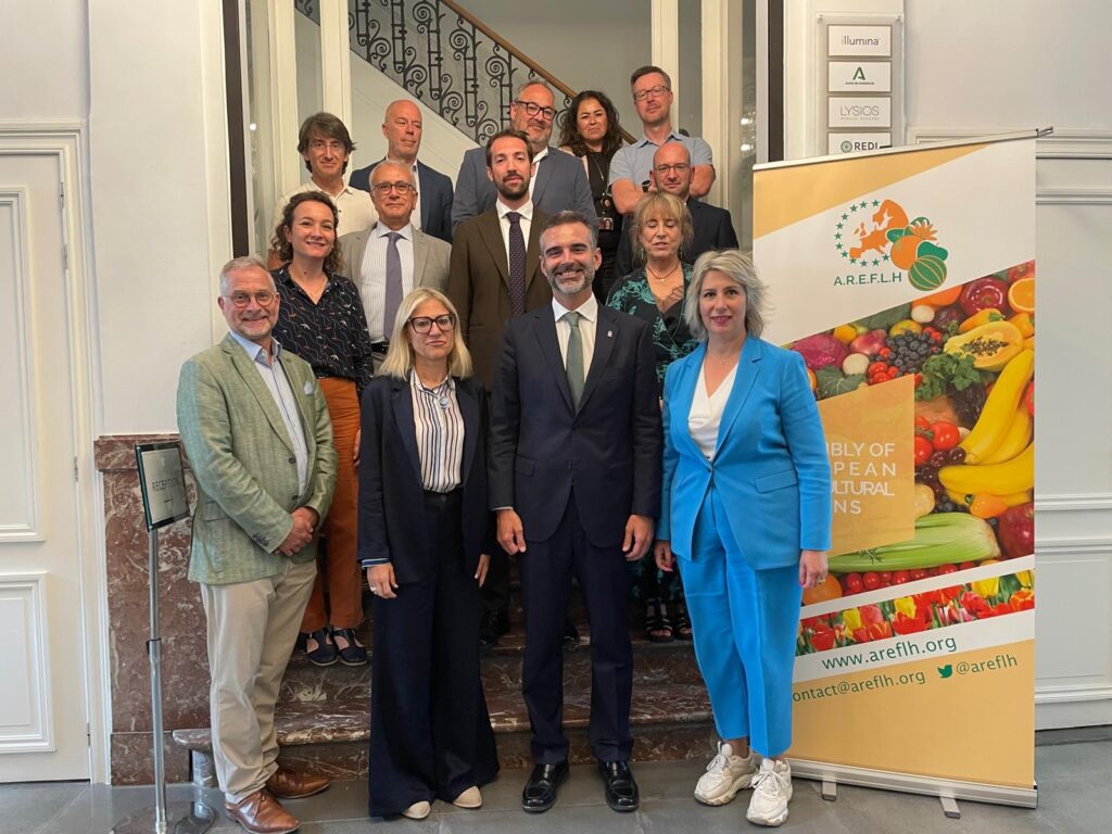 EL Consejero junto a miembros de la ARELH