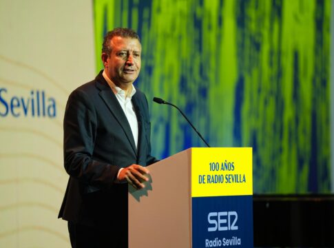 JAVIER FERNÁNDEZ EN LOS 100 AÑOS DE RADIO SEVILLA: “LA RADIO ESTÁ MÁS DE MODA QUE NUNCA. ES COMPAÑÍA, ES CERCANÍA Y ESTÁ EN TODAS NUESTRAS CASAS”