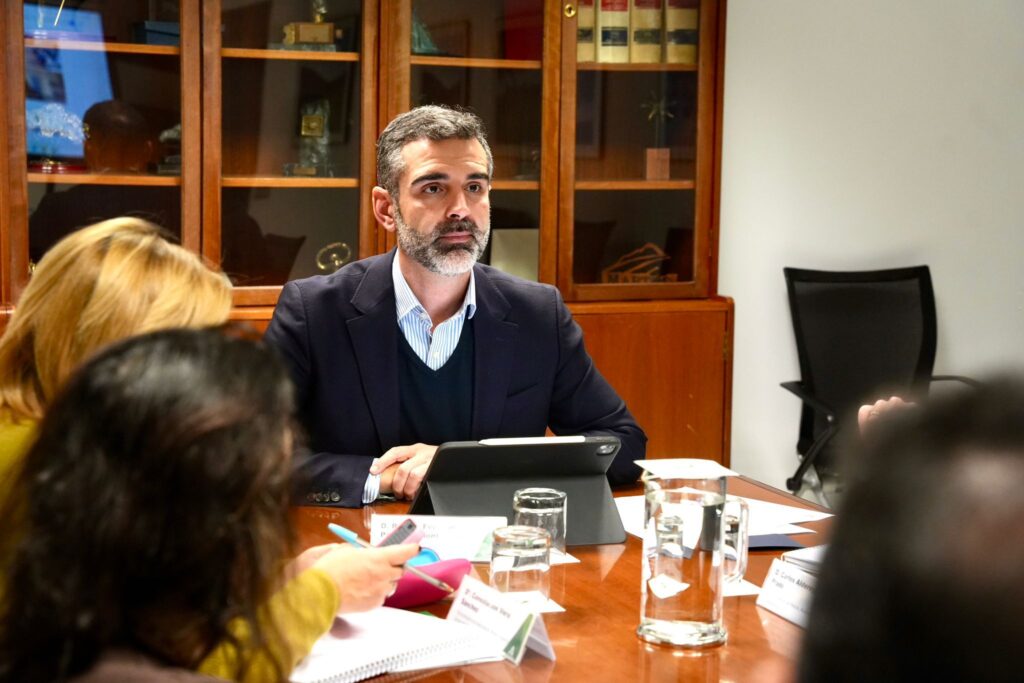 La Junta anuncia nuevas ayudas por más de 3 millones para impulsar proyectos del sector pesquero en la costa