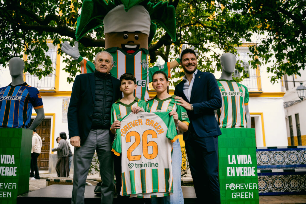EL REAL BETIS BALOMPIÉ Y HUMMEL PRESENTAN LA PRIMERA CAMISETA FABRICADA CON NARANJAS PARA PONER EN VALOR EL PATRIMONIO NATURAL URBANO