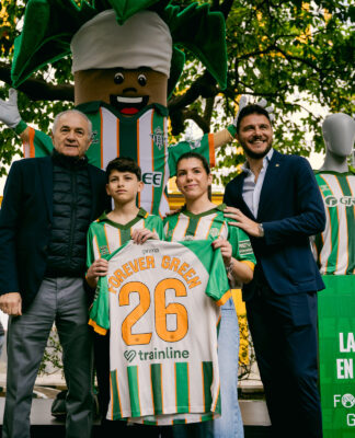 EL REAL BETIS BALOMPIÉ Y HUMMEL PRESENTAN LA PRIMERA CAMISETA FABRICADA CON NARANJAS PARA PONER EN VALOR EL PATRIMONIO NATURAL URBANO