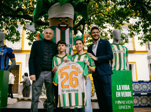 EL REAL BETIS BALOMPIÉ Y HUMMEL PRESENTAN LA PRIMERA CAMISETA FABRICADA CON NARANJAS PARA PONER EN VALOR EL PATRIMONIO NATURAL URBANO