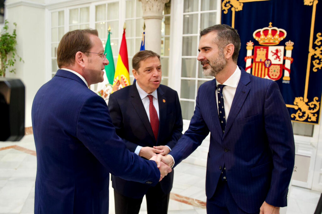 Fernández-Pacheco subraya la importancia de los controles fronterizos para evitar competencia desleal