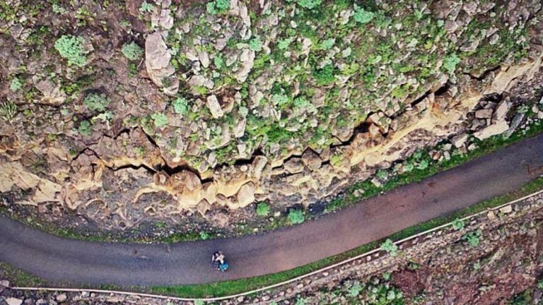 El Cabildo inicia las obras de estabilización del talud en el acceso a Enchereda