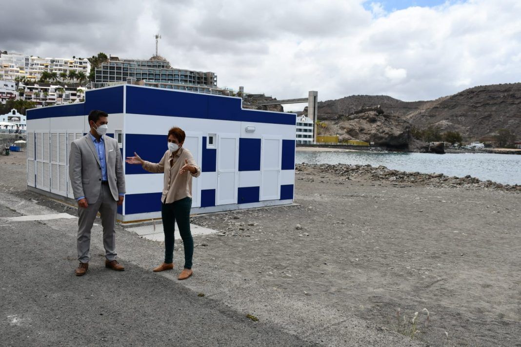 Entregan los módulos de restauración y aseos de las playas de Mogán