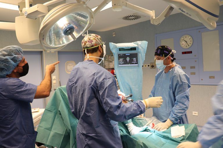 Hospitales Universitarios San Roque referente en el uso y formación del nuevo sistema de navegación para prótesis de rodillas